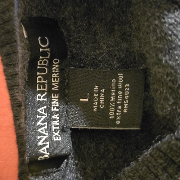 Banana Republic Ultra Fine Merino Sweater. Grey Colored. Size Large - Picture 7 of 8